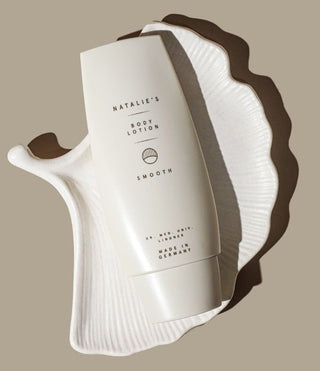 Smooth body lotion petite lying in shell